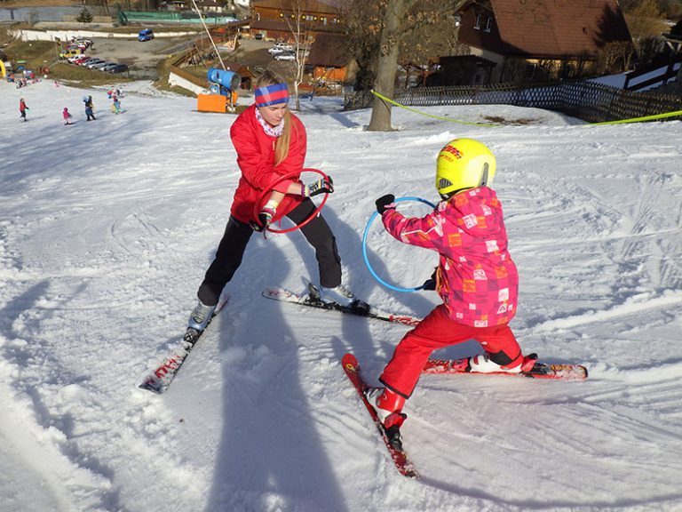 lyžařská instruktorka při výcviku dítěte