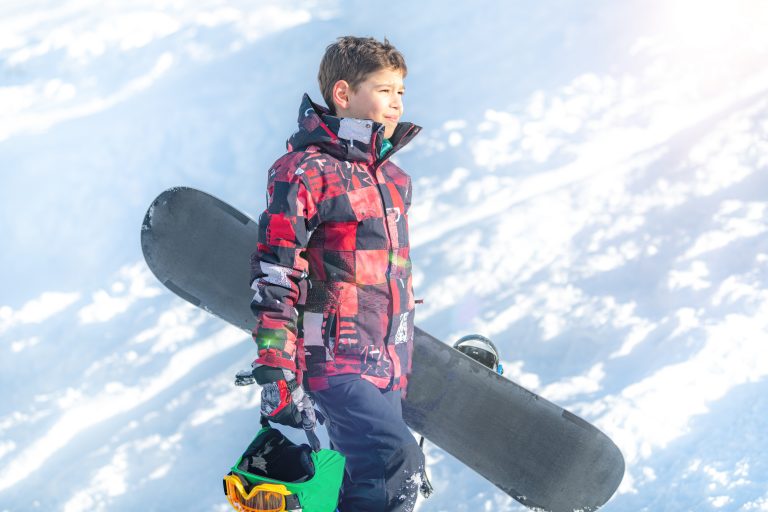 Mladý snowboardista při výcviku