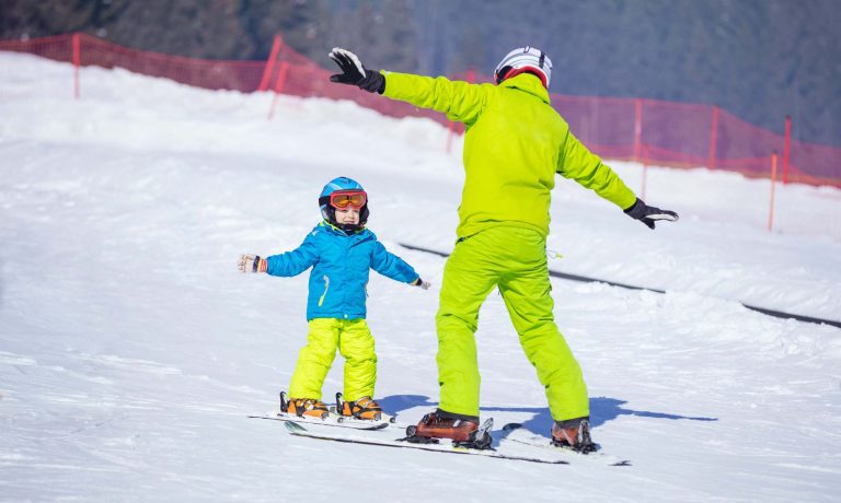 Ski instruktor s dítětem